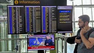 Tanácstalan utas az indulási táblánál a londoni Heathrow repülőtéren, 2023. augusztus 28-án