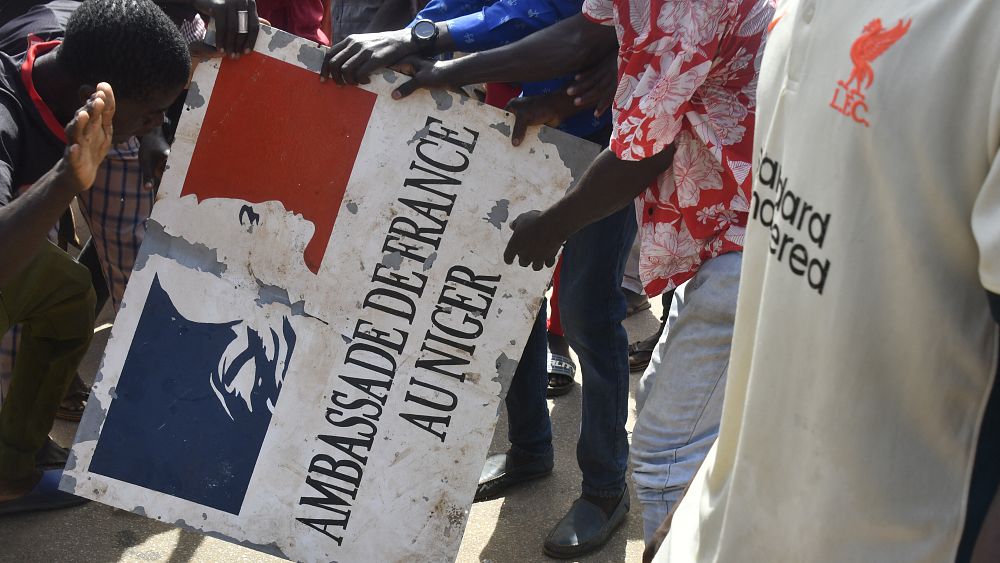 La junte nigérienne déclare que l’ambassadeur de France a été expulsé par la police