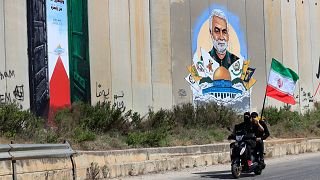 هواداران حزب الله سوار بر یک موتور به همراه پرچم ایران در مرز لبنان و اسرائیل ۲۵ مه ۲۰۲۳