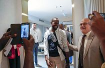 Le journaliste Olivier Dubois est accueilli par l'ambassadeur Sylvain Itté (à droite) à Niamey, lundi 20 mars 2023