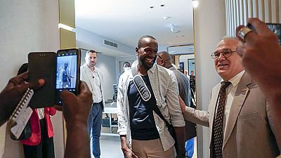 Le journaliste Olivier Dubois est accueilli par l'ambassadeur Sylvain Itté (à droite) à Niamey, lundi 20 mars 2023