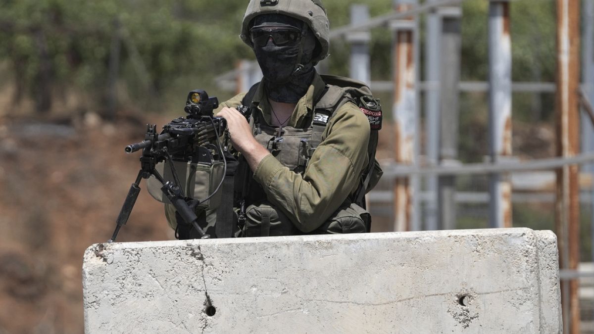 ILLUSZTRÁCIÓ: izraeli katona biztosítja a ciszjordániai Hebron városának bejáratát 2023. augusztus 22-én