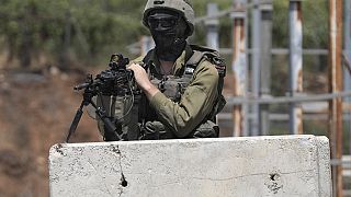 ILLUSZTRÁCIÓ: izraeli katona biztosítja a ciszjordániai Hebron városának bejáratát 2023. augusztus 22-én