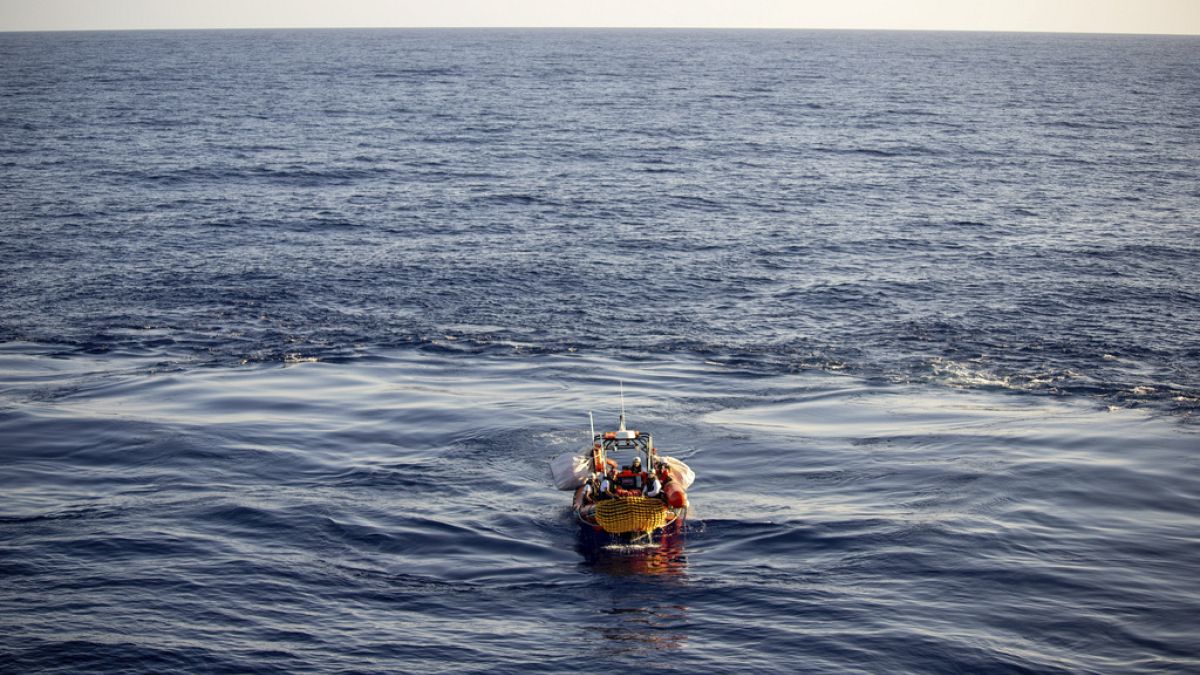 مهاجرون يُنقلون على متن قارب تابع لفريق الإنقاذ تابع لمنظمة أطباء بلا حدود بعد إنقاذهم في البحر الأبيض المتوسط، الاثنين 7 أغسطس/آب 2023.