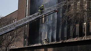 Tűzoltók munkában a johannesburgi épületnél