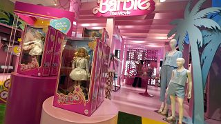 Estanterías de la muñeca Barbie en una tienda de juguetes.