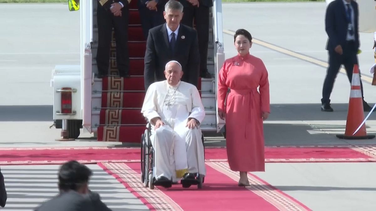 Le pape arrive en Mongolie, en fauteuil roulant depuis son opération