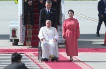 El papa fue recibido por la ministra de Asuntos Exteriores, Battsetseg Batmunkh, en el aeropuerto de Chinggis Khaan.