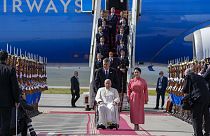 Papa Francis, 1 Eylül Cuma günü Ulanbator'un Uluslararası Chinggis Khaan havaalanına gelişinde Moğolistan Dışişleri Bakanı Batmunkh Battsetseg tarafından karşılandı,