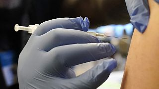 Una persona recibe un refuerzo de la vacuna Pfizer COVID-19, el 20 de diciembre de 2021, en Washington, el 1 de septiembre de 2023