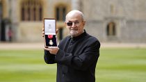 سلمان رشدی و نشان سلطنتی بریتانیا