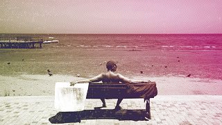 Un touriste est assis sur un banc à la plage de Finikoudes dans la ville côtière de Larnaca, mai 2022.