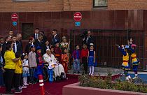 Ferenc pápa mongol katolikus gyerekek társaságában
