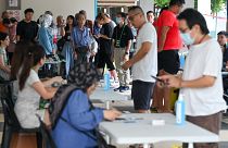 يصل السنغافوريون للتصويت في مركز اقتراع خلال الانتخابات الرئاسية في سنغافورة في 1 سبتمبر 2023.