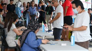 يصل السنغافوريون للتصويت في مركز اقتراع خلال الانتخابات الرئاسية في سنغافورة في 1 سبتمبر 2023.