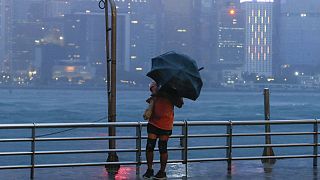 "Saola" werde "starke Winde, sintflutartige Regenfälle und riesige Wellen", so die Behörden in Südchina.