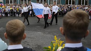 تلاميذ يحملون العلم الروسي خلال حفل بمناسبة بدء الفصول الدراسية في إحدى المدارس كجزء من الافتتاح التقليدي للعام الدراسي، في سانت بطرسبرغ، روسيا، الجمعة 1 سبتمبر 2023.