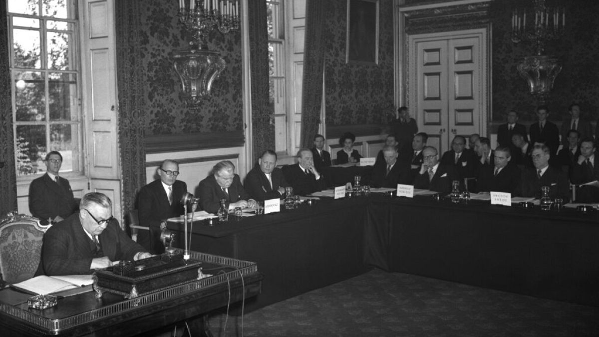 ARCHIVO - Ministros de Asuntos Exteriores de los países europeos durante la firma del Estatuto del Consejo de Europa, en el Palacio de St. Jame, Londres, el 5 de mayo de 1949\. 