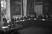 DOSSIER - Les ministres des Affaires étrangères des pays européens lors de la signature du Statut du Conseil de l'Europe, au St. Jame's Palace, à Londres, le 5 mai 1949\.