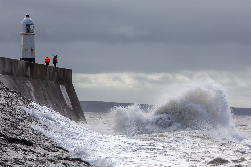Feroces olas se estrellan contra el faro de Porthcawl mientras la tormenta Betty combate partes del Reino Unido en Porthcawl, Gales, Reino Unido el 19 de agosto de 2023.