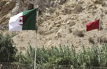 Az előtérben algériai zászló a közös határ közelében, az algériai Marsa Ben M'Hidi városában.