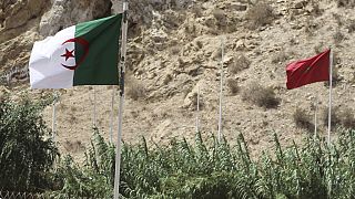 Drapeaux algériens et marocains le long de la frontière fermée avec le Maroc, dans la ville de Marsa Ben M'Hid, Algérie.