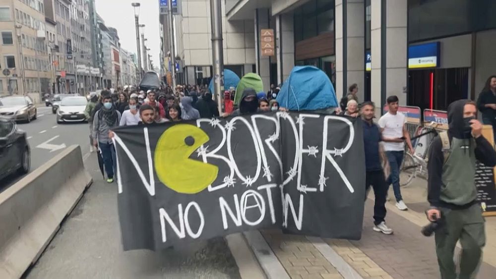 VIDEO: Mannen op straat: protest tegen de harde uitspraak over asiel in België