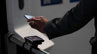 Les passagers pourraient éviter les files d'attente à l'aéroport grâce à un passeport numérique.