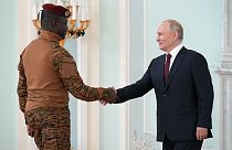 Vlagyimir Putyin és Ibrahim Traore, Burkina Faso ideiglenes elnöke a Szentpétervár melletti Sztrelnában lévő Konstantin-palotában 2023. július 29.