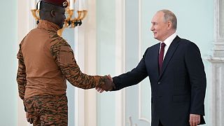 Vlagyimir Putyin és Ibrahim Traore, Burkina Faso ideiglenes elnöke a Szentpétervár melletti Sztrelnában lévő Konstantin-palotában 2023. július 29.
