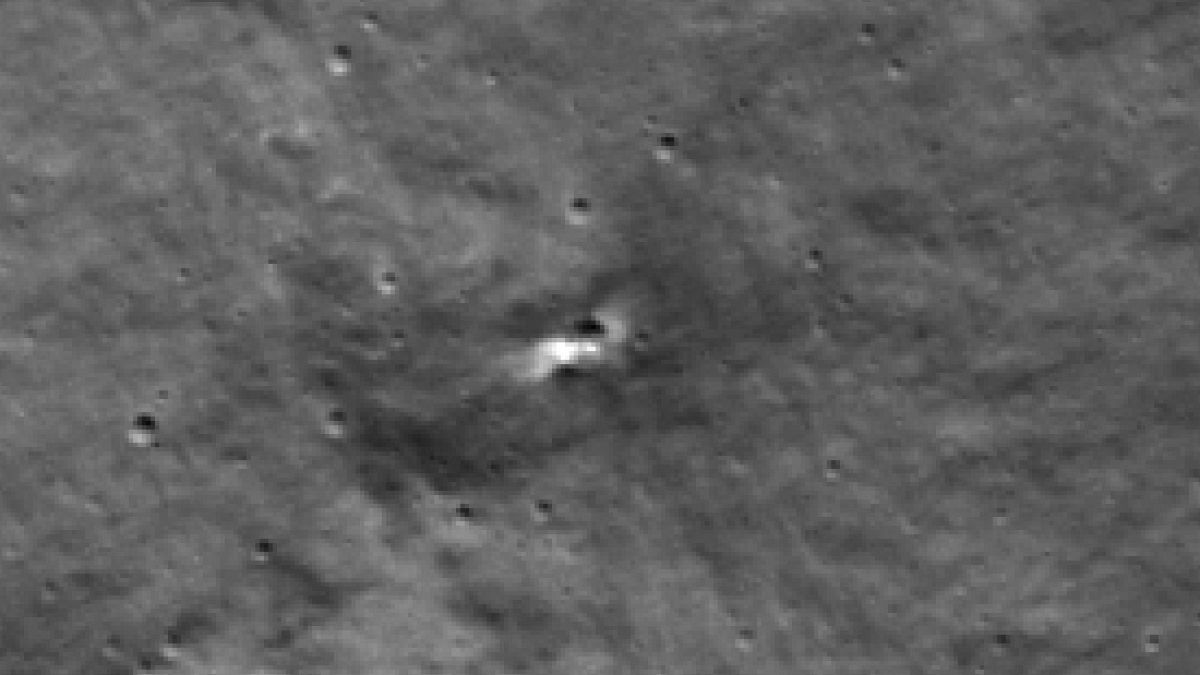 صورة التقتطها ناسا للحفرة الذي أحدثها ارتطام مركبة لونا-25 الروسية بسطح القمر قبل حوالي أسبوعين