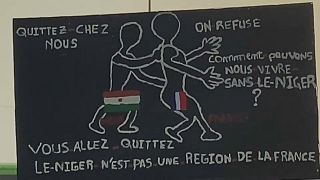 لافتة رفعها المتظاهرون تطالب فرنسا بترك النيجر - الصورة مأخوذة من مقطع فيديو