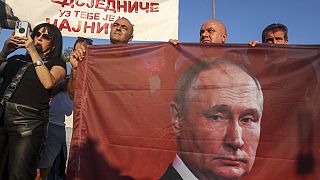 Bosnalı Sırplar protesto gösterilerinde Rusya ve Putin resimli pankartlar açtı