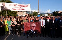 Στις συγκεντρώσεις, οι διαδηλωτές κρατούσαν σημαίες της Σερβίας και της Ρωσίας