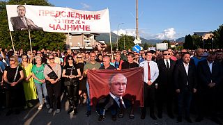 Bósnios sérvios mostram cartazes com imagens de Putin para apoiar Dodik