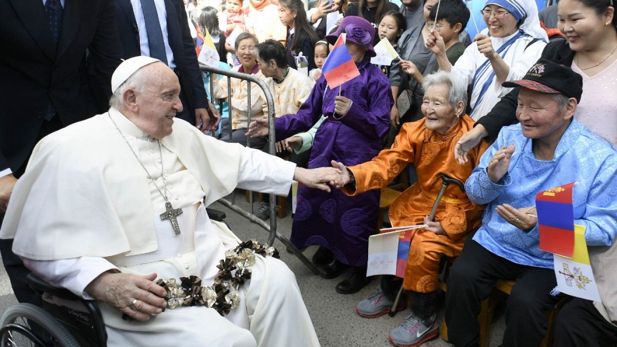 Папа римский Франциск во время визита в столицу Монголии Улан-Батор