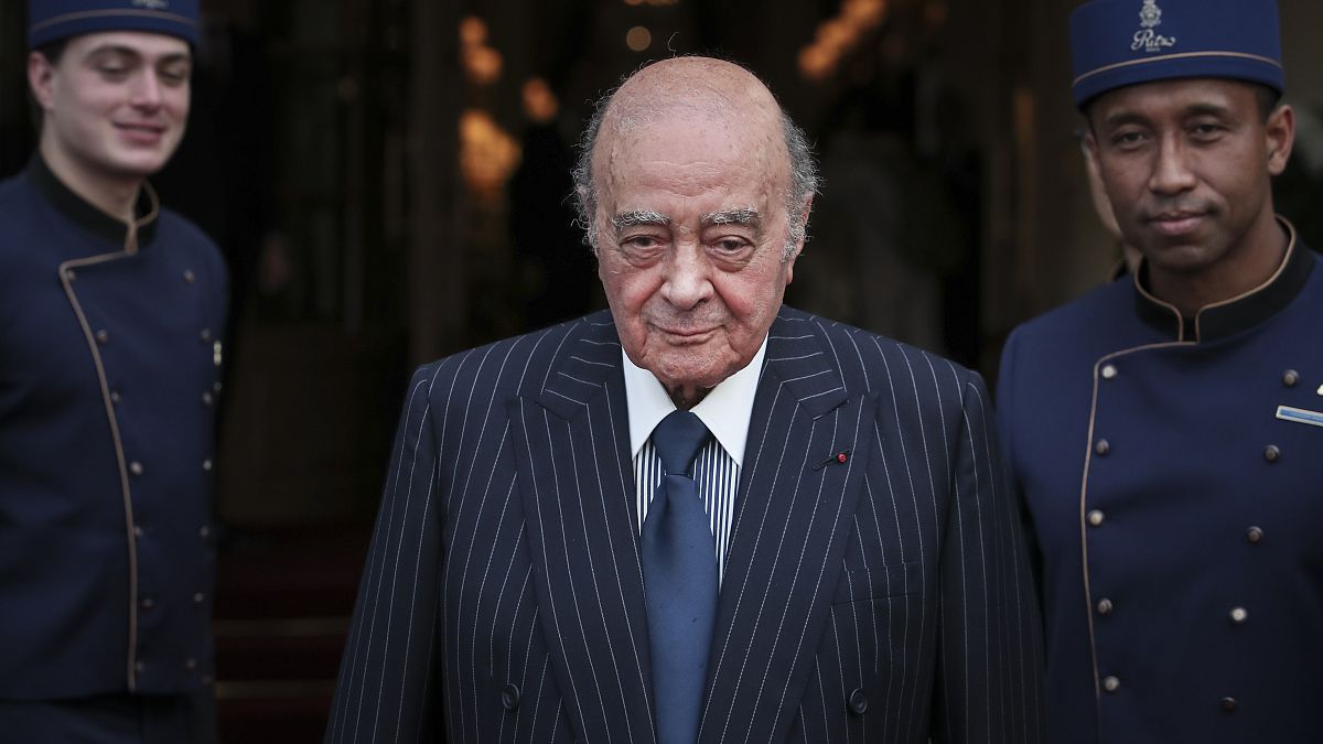 L'uomo d'affari egiziano e proprietario dell'hotel Ritz Mohamed Al Fayed posa con lo staff del suo albergo a Parigi nel giugno 2016