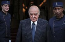 El empresario egipcio y propietario del hotel Ritz, Mohamed Al Fayed, posa con el personal de su hotel en París en junio de 2016.