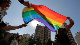 Aktivisten der LGBTQ+-Gemeinschaft im Libanon schreien Slogans und halten einen Regenbogen hoch, um Rechte zu fordern, während einer Demonstration in Beirut, 2020