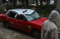 Taxi danificado após a passaagem do "Saola" por Chai Wan, Hong Kong