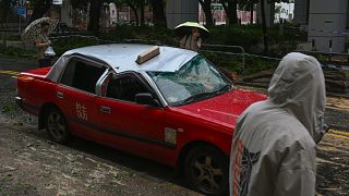Taxi danificado após a passaagem do "Saola" por Chai Wan, Hong Kong