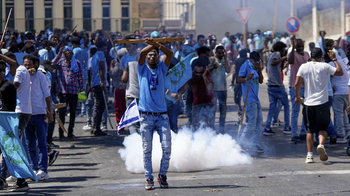 Auténtica batalla campal en Tel Aviv entre solicitantes de asilo de Eritrea y policías israelíes