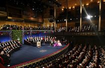  Die Nobelpreisträger und die schwedische Königsfamilie während der Verleihung des Nobelpreises in der Konzerthalle in Stockholm, 2022