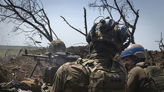 Ukrán katonák az oroszok állásait lövik Zaporizzsjánál