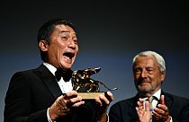Tony Leung Chiu-way a Velencei Filmfesztivál életműdíjával a kezében 2023. szeptember 2-án