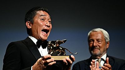 Актёр Тони Люн во время его награждения почётным "Золотым львом" Венецианского кинофестиваля