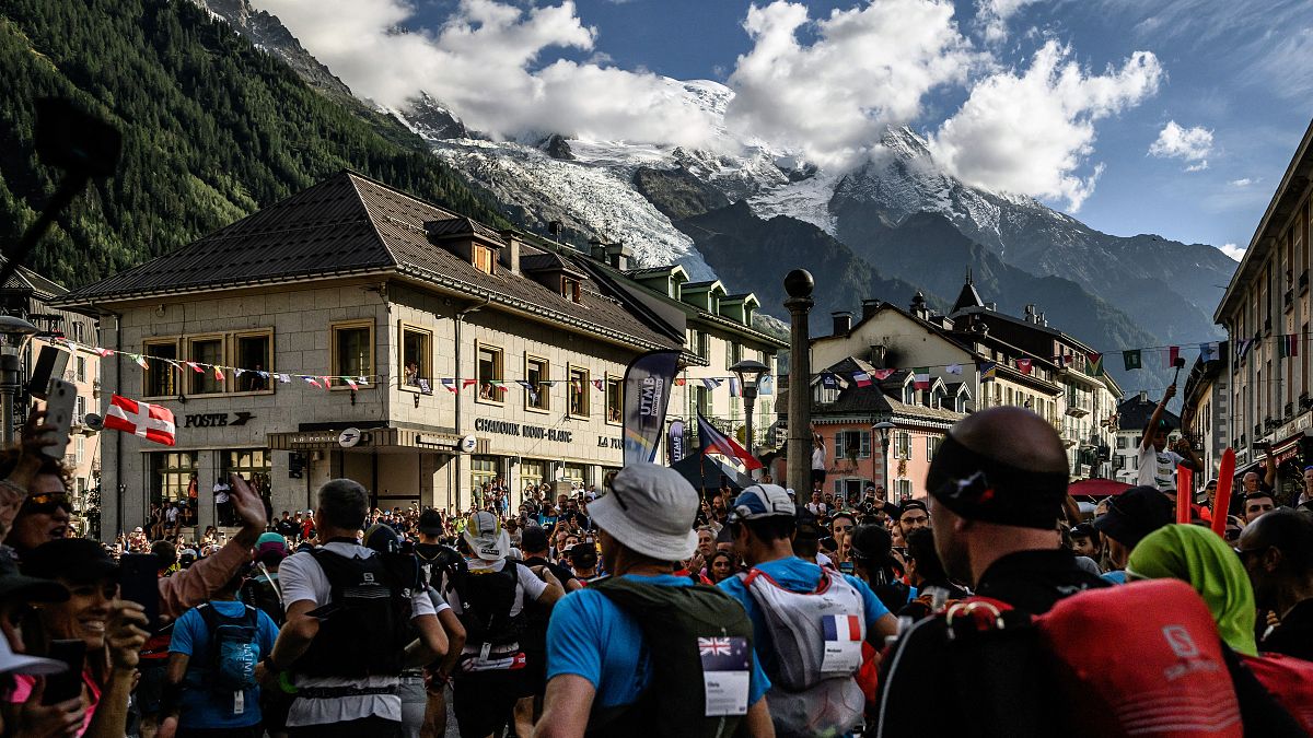 Szurkolók várják a Mont Blanc ultramaraton versenyzőit