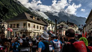 Szurkolók várják a Mont Blanc ultramaraton versenyzőit