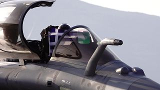 Πιλότος αεροσκάφους Rafale κρατά την Ελληνική σημαία, ενώ συμμετέχει στο 11ο Athens Flying Week 2023, στην αεροπορική βάση Τανάγρας