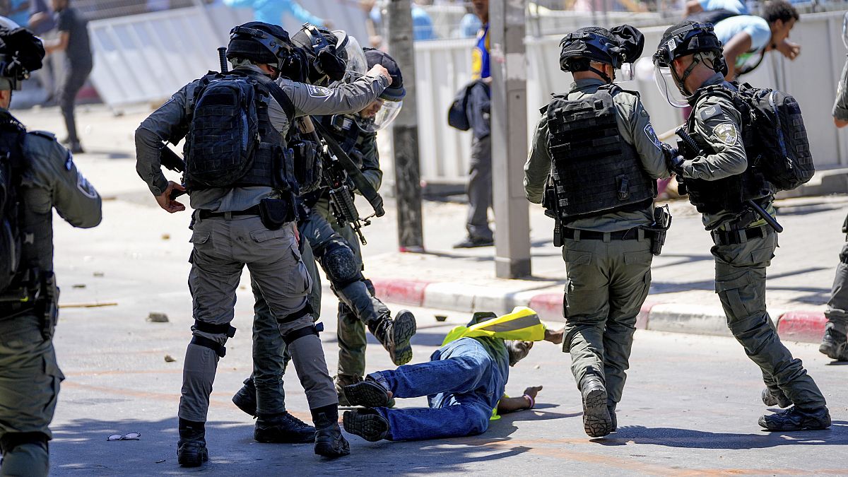 أفراد من الشرطة الإسرائيلية ينهالون بالضرب لمهاجر أريتري بتل أبيب